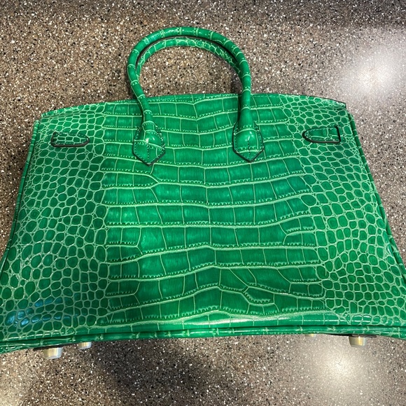 Vibrant Green Crocodile-Embossed Tote - Picture 4 of 8